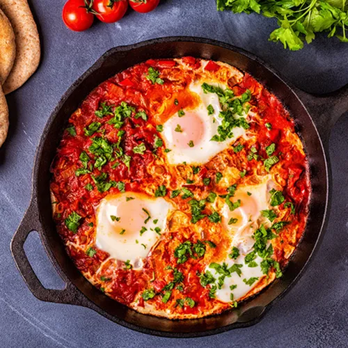 Shakshuka-Pfanne mit Champignons und Pesto