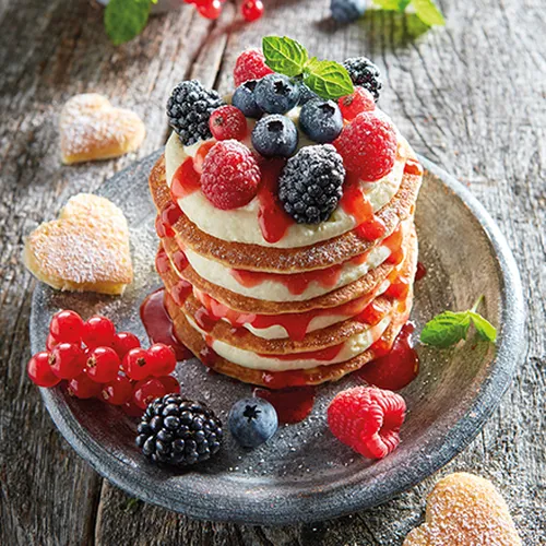 Pancake-Turm mit Beeren
