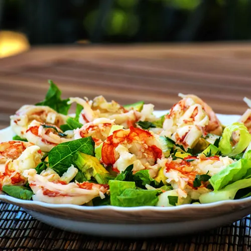 Garnelen auf fruchtigem Salat