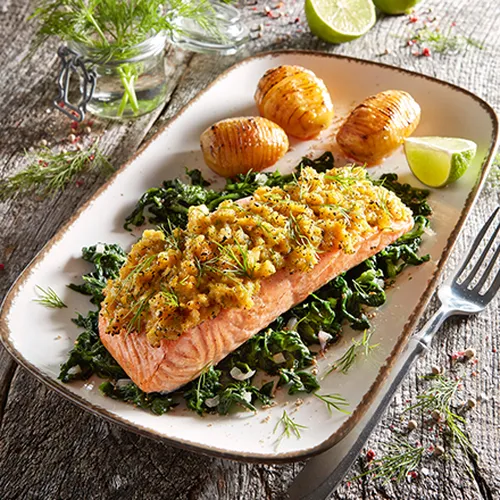 Lachs mit Kräuterkruste auf Spinat mit Fächerkartoffeln