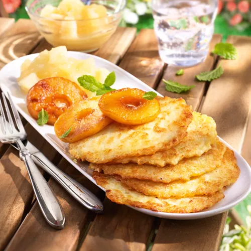 Reibekuchen mit karamellisierten Apfelscheiben und Apfelmus