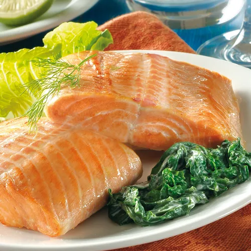 Gedünsteter Lachs mit Endivien und Sauerrahmsauce