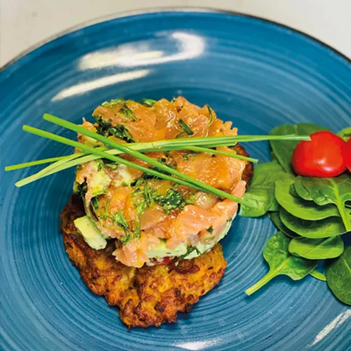 Süßkartoffel Rösti mit Avocado Lachs Tatar