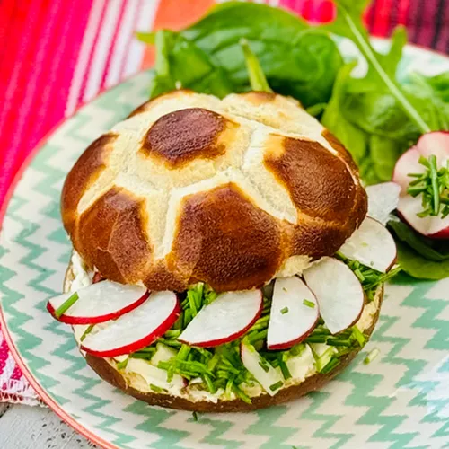 Frisches Laugenbrötchen