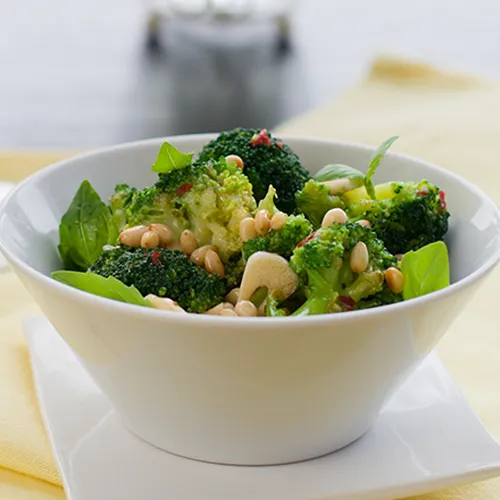 Broccoli-Röschen mit Pinienkernen