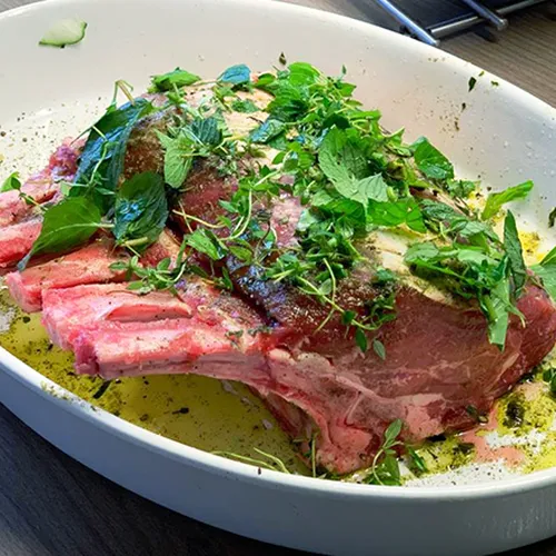 Kalbskarree mit herzhaftem Rosenkohl  und Gourmet-Kartoffel-Mix