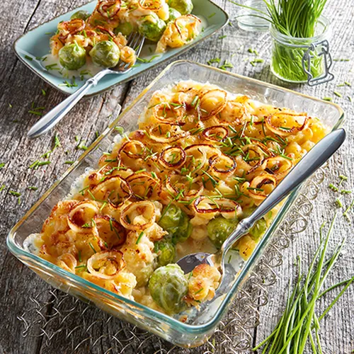 Rosenkohl-Käsespätzle-Auflauf mit gerösteten Zwiebeln